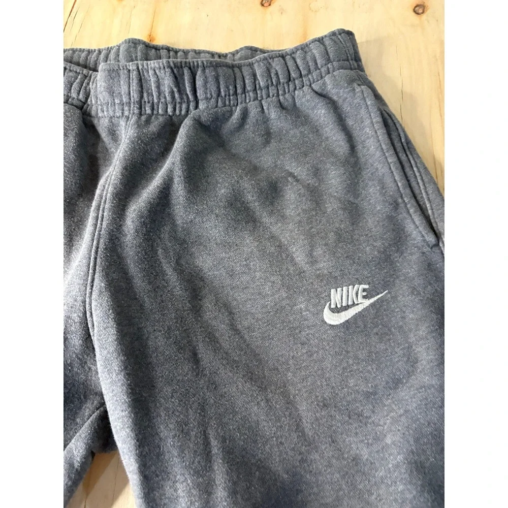 Nike Sportswear Club Fleece Mens Sweatpants Gray Embroidered Logo Joggers Medium